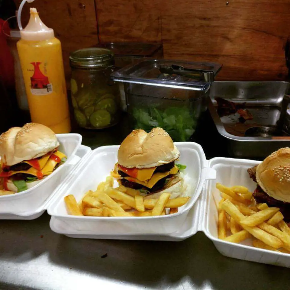 Anda Perlu Cuba 5 Homemade Burger Ini Di Kuching