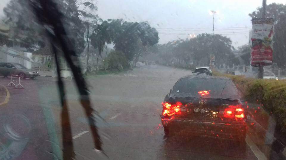 Banjir Kilat Di Kuching Kurang 1 Jam Selepas Hujan Lebat Turun