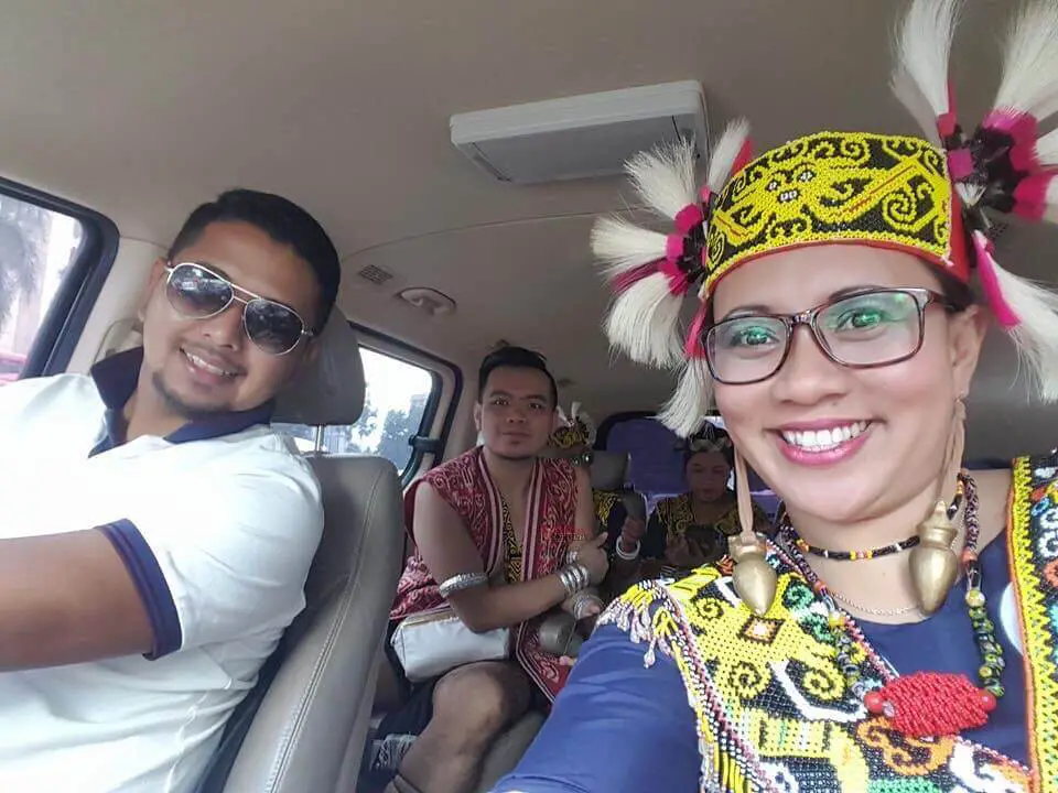 Orang Sarawak Pakai Baju Kebudayaan Dihalau Dari KLCC