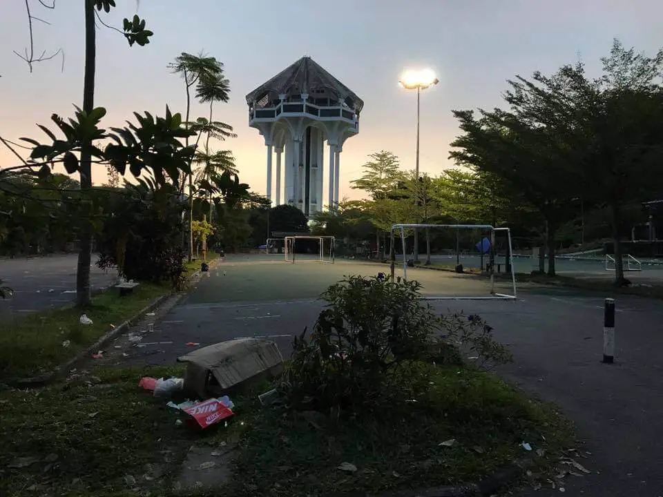 Akibat Tiada Kesedaran Sivik, Civic Centre Kuching Penuh Dengan Longgokan Sampah