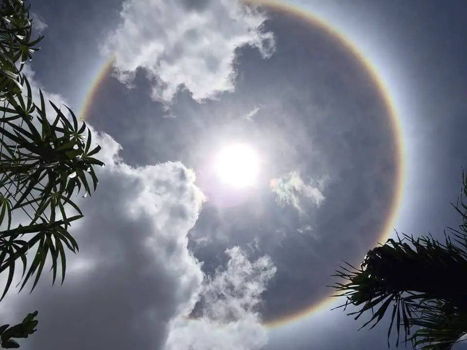 Fenomena Merdeka, Halo Pelangi Terbentuk DiKeliling Matahari Di Kuching Fenomena Merdeka, Halo Pelangi Terbentuk DiKeliling Matahari Di Kuching