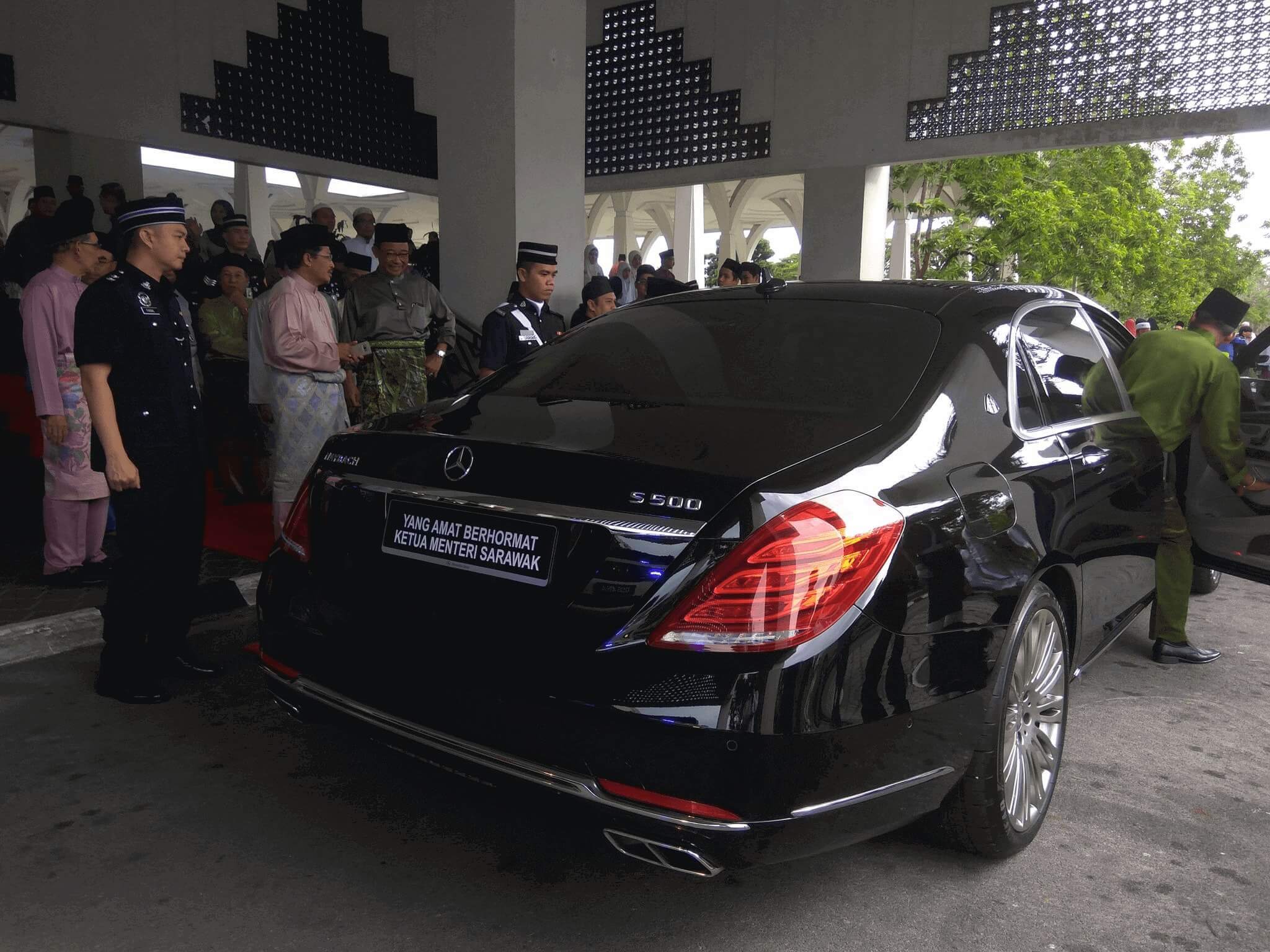 Tahukah Anda, Maybach S500 Adalah Kereta Rasmi Baru CM Sarawak ? Ini Spesifikasi Kereta Tersebut Tahukah Anda, Maybach S500 Adalah Kereta Rasmi Baru CM Sarawak ? Ini Spesifikasi Kereta Tersebut