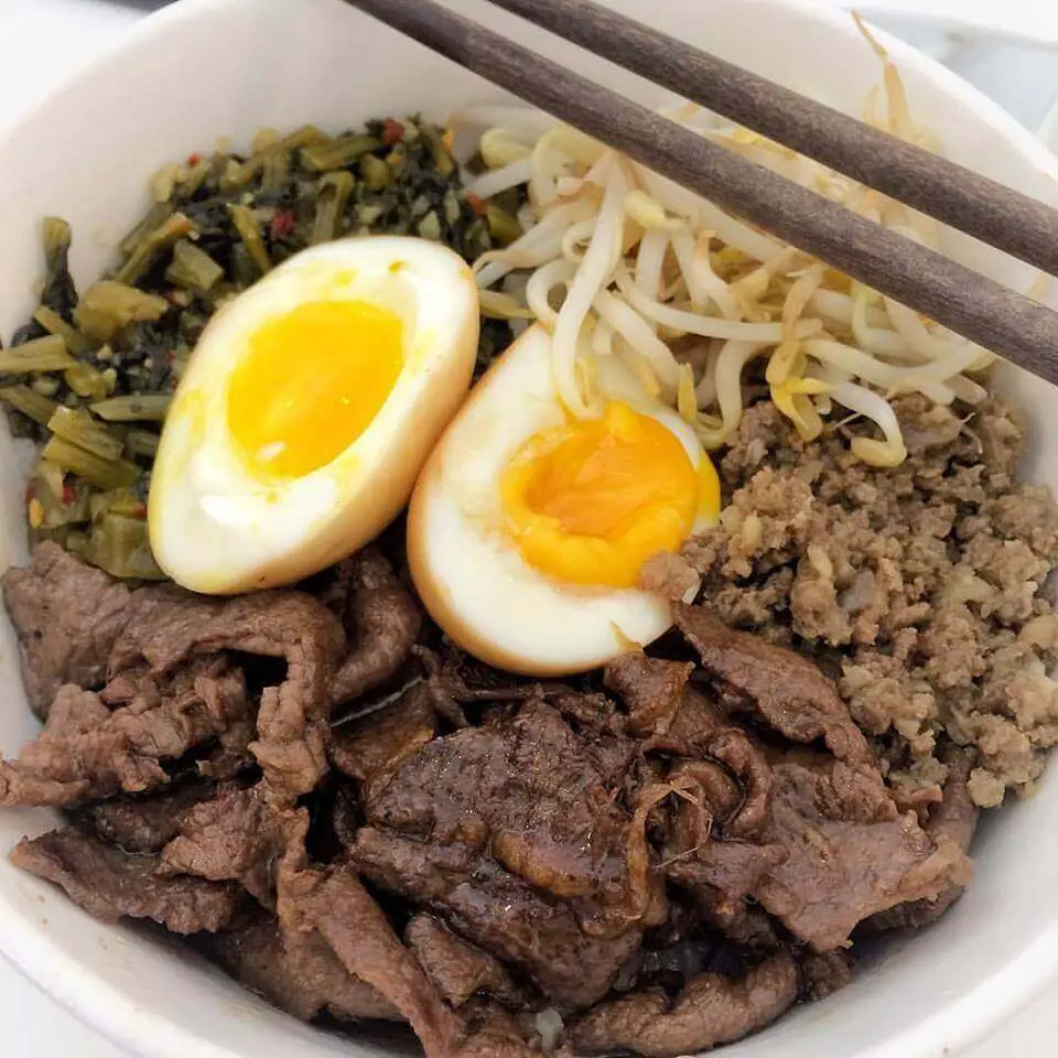 Nuromen Cafe Kuching Raikan Ulang Tahun Ke 2, Sediakan 200 Mangkuk Beef Noodles Secara Percuma