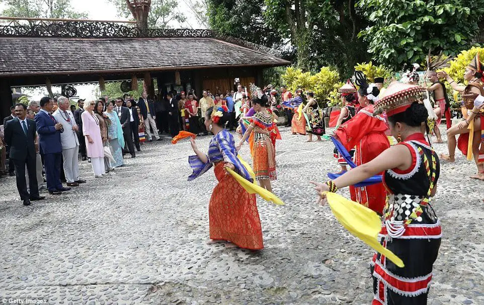 Lawatan Putera Charles Dan Camilla Disambut Meriah Di Sarawak Lawatan Putera Charles Dan Camilla Disambut Meriah Di Sarawak