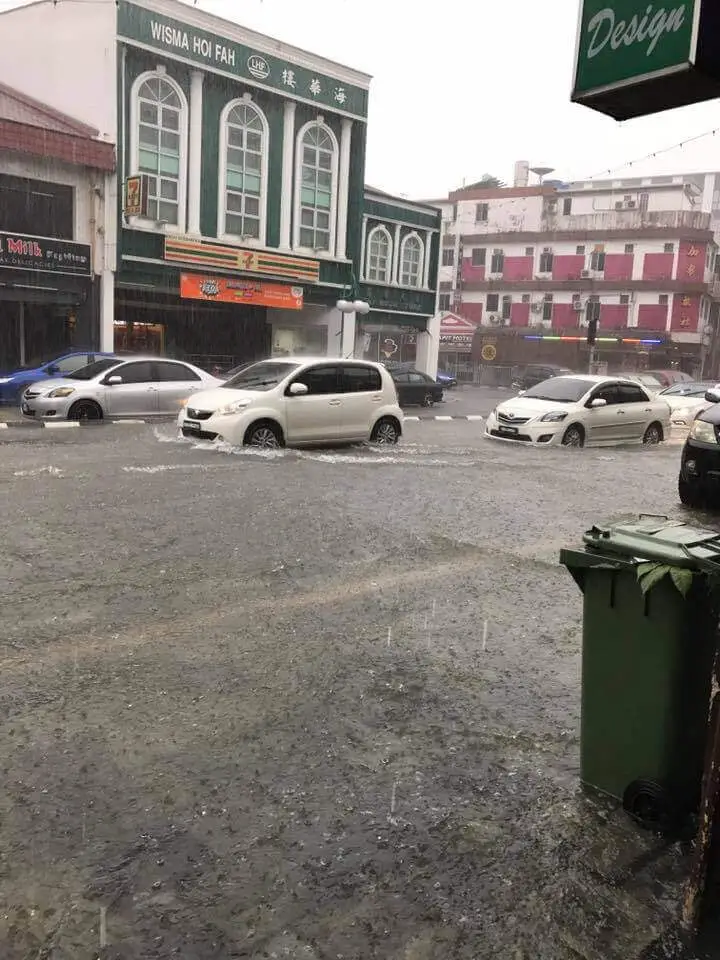 Hujan Lebat Akibatkan Beberapa Kawasan Utama Di Kuching Dilanda Banjir Kilat Hujan Lebat Akibatkan Beberapa Kawasan Utama Di Kuching Dilanda Banjir Kilat