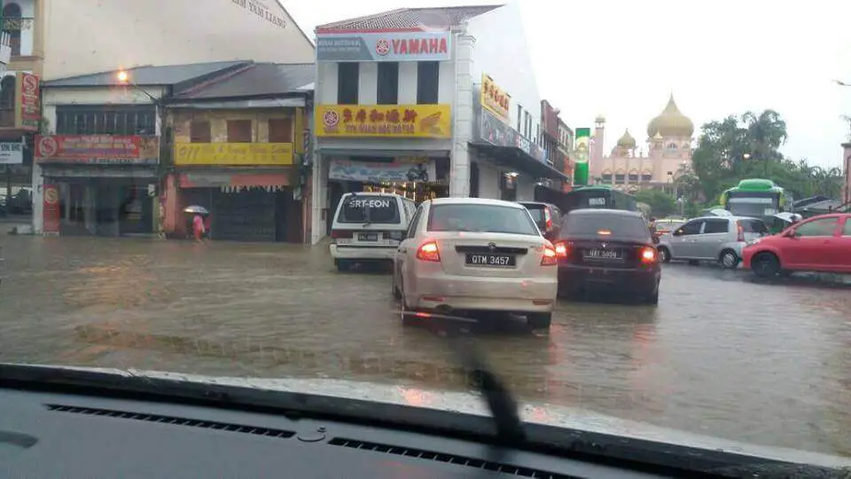 Hujan Lebat Akibatkan Beberapa Kawasan Utama Di Kuching Dilanda Banjir Kilat Hujan Lebat Akibatkan Beberapa Kawasan Utama Di Kuching Dilanda Banjir Kilat