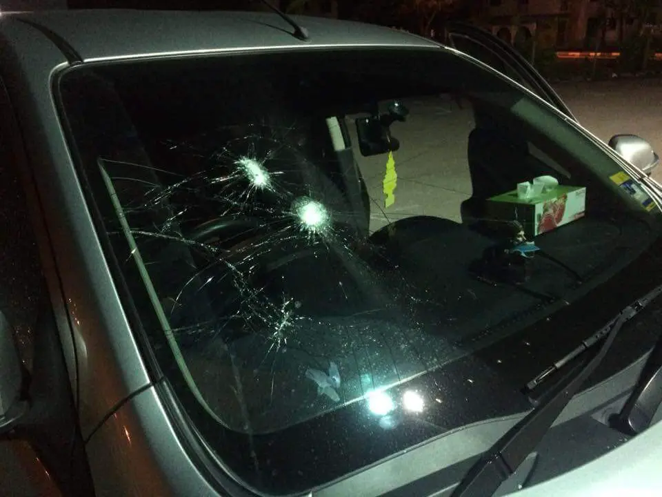Cermin Kereta Dirosakkan Kerana Salah Faham, Pemandu Grab Di Kuching Ini Ceritakan Pengalaman Beliau Cermin Kereta Dirosakkan Kerana Salah Faham, Pemandu Grab Di Kuching Ini Ceritakan Pengalaman Beliau