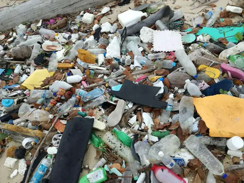Longgokan Sampah Bertimbun Di Pandan Beach, Kumpulan Ini Tekad Bersihkan Pantai
