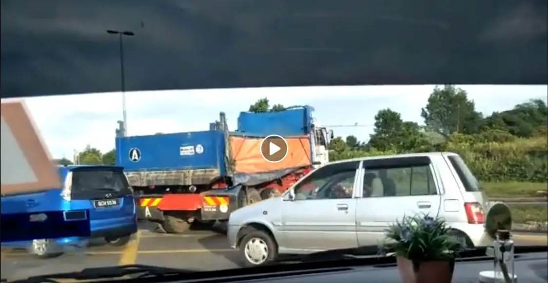 Lori Lompat Divider Demi Elakkan Pusingan U Di Lampu Trafik Kuching Sentral