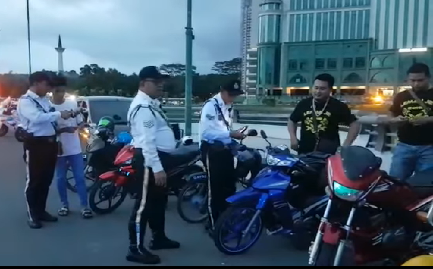 100 Saman Dikeluarkan, 6 Buah Motosikal Disita Dalam Operasi Di Masja Kuching