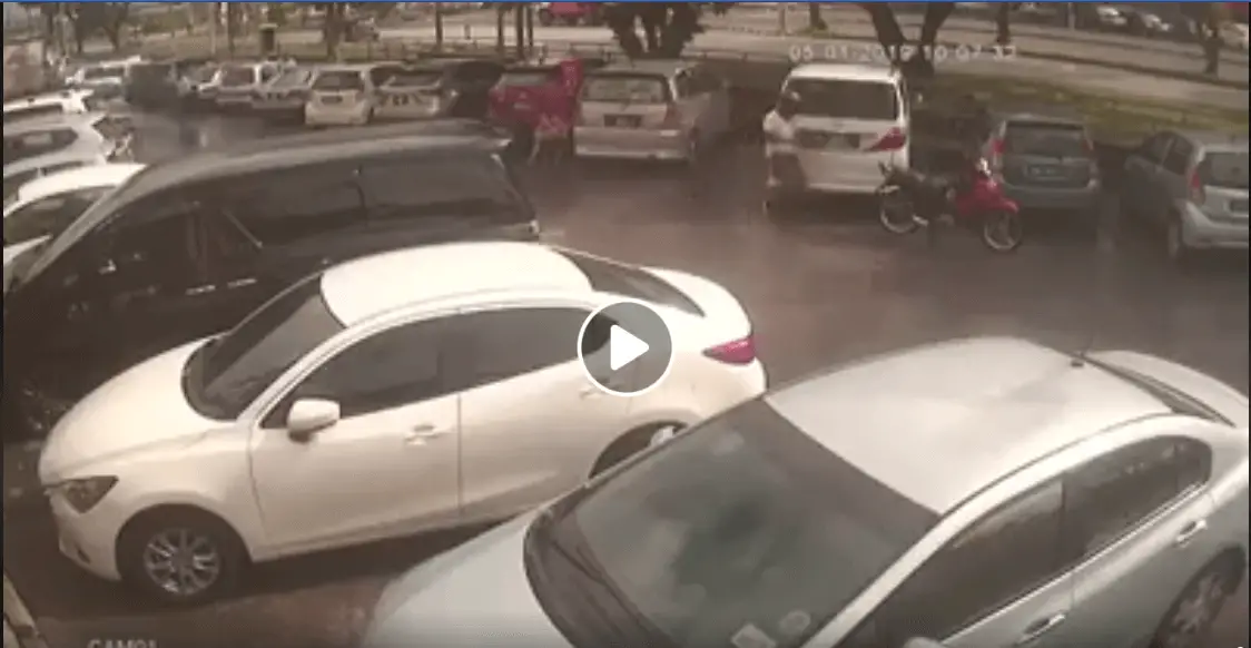 (Video) Peragut Kembali Lagi Di Kuching, Cuba Meragut Pemandu Wanita.