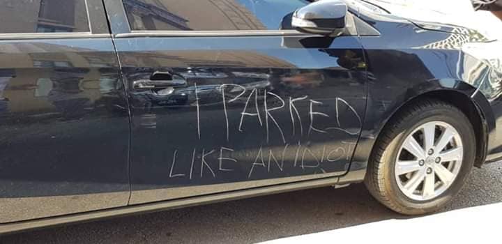 Akibat Parking Sesuka Hati, Kereta Ini Dicalari dengan ' I PARK LIKE AN IDIOT '