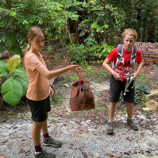 "Kami Amat Malu Terhadap Kamu", Orang Putih Tular Kutip Sampah Di Gunung Santubong