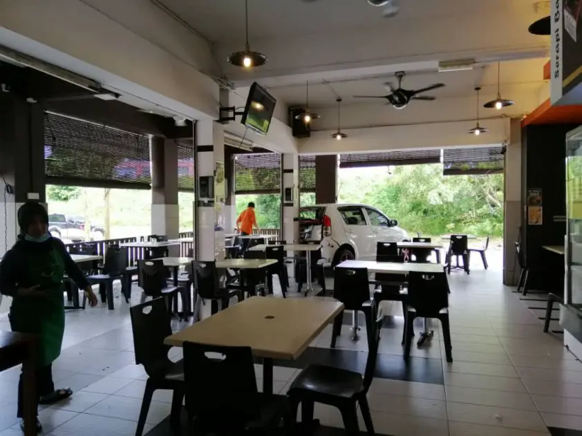 Tidak Pernah Menghampakan, Myvi Putih 'Parking' Pula Dalam Restoran Di Kuching