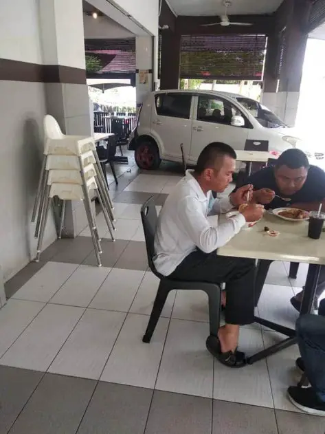 Tidak Pernah Menghampakan, Myvi Putih 'Parking' Pula Dalam Restoran Di Kuching