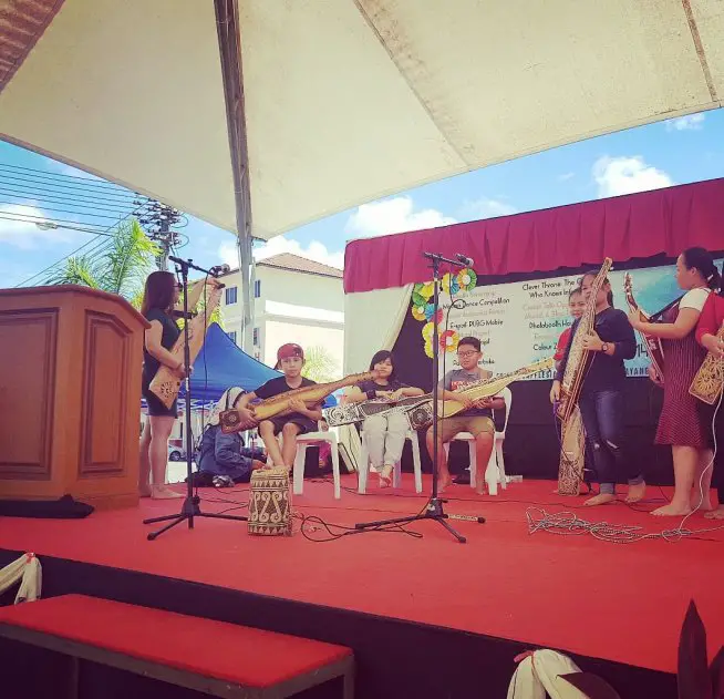Lihat Kanak Kanak Ini Bermain Sape Alat Muzik Tradisi Lihat Kanak Kanak Ini Bermain Sape Alat Muzik Tradisi