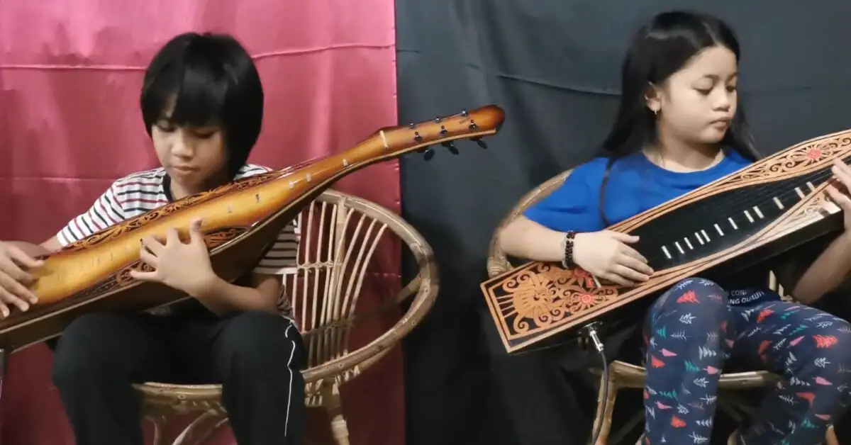 Lihat Kanak Kanak Ini Bermain Sape Alat Muzik Tradisi Orang Ulu Dengan Lancar Dan Merdu