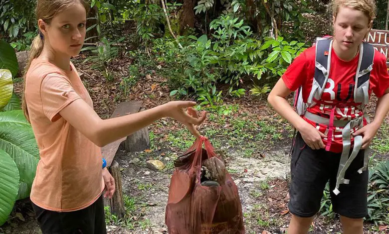"Kami Amat Malu Kepada Kamu," Sekeluarga Orang Putih Tular Kutip Sampah Di Gunung Santubong