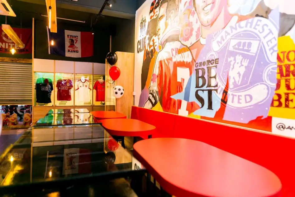 Satu Kedai Gambar Manchester United, Bar Sukan Ini Jadi Port Tonton Bola Terbaru Di Kuching