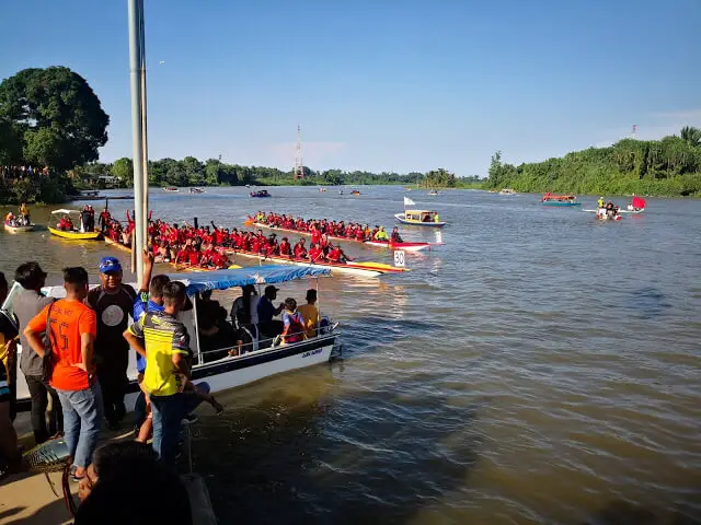 Lihat Gelagat Menghiburkan Pemuda Kampung Sejijak Buat Mini Regatta Sewaktu Banjir