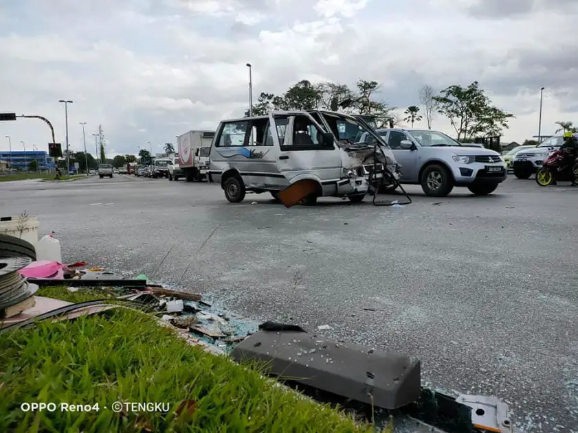 Kemalangan Antara Van Dan Ambulan Di Jalan Pending, Penumpang Van Cedera Parah