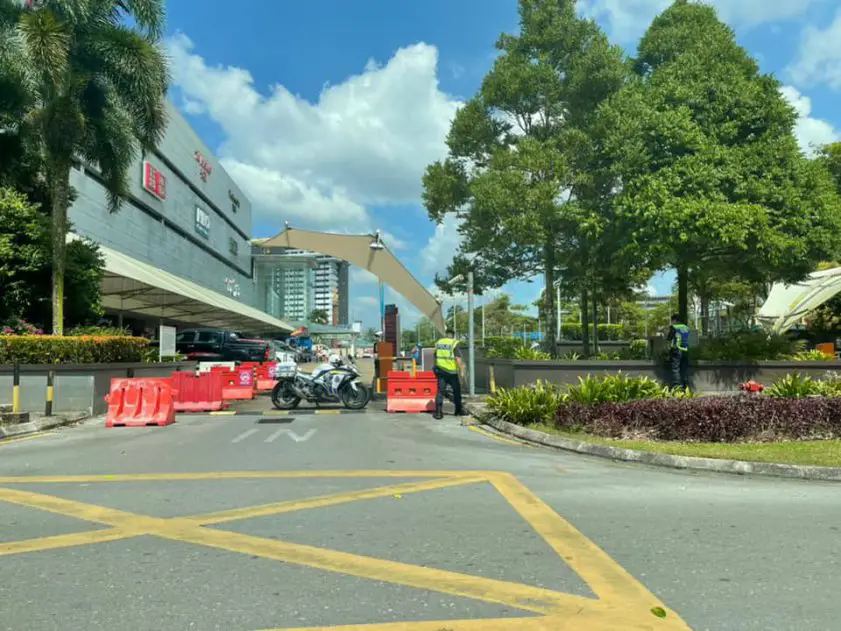 RALAT: Diserbu Tanpa Amaran, Individu Di Pusat Beli Belah The Spring Kuching Diarahkan Jalani Ujian Swab Serta Merta